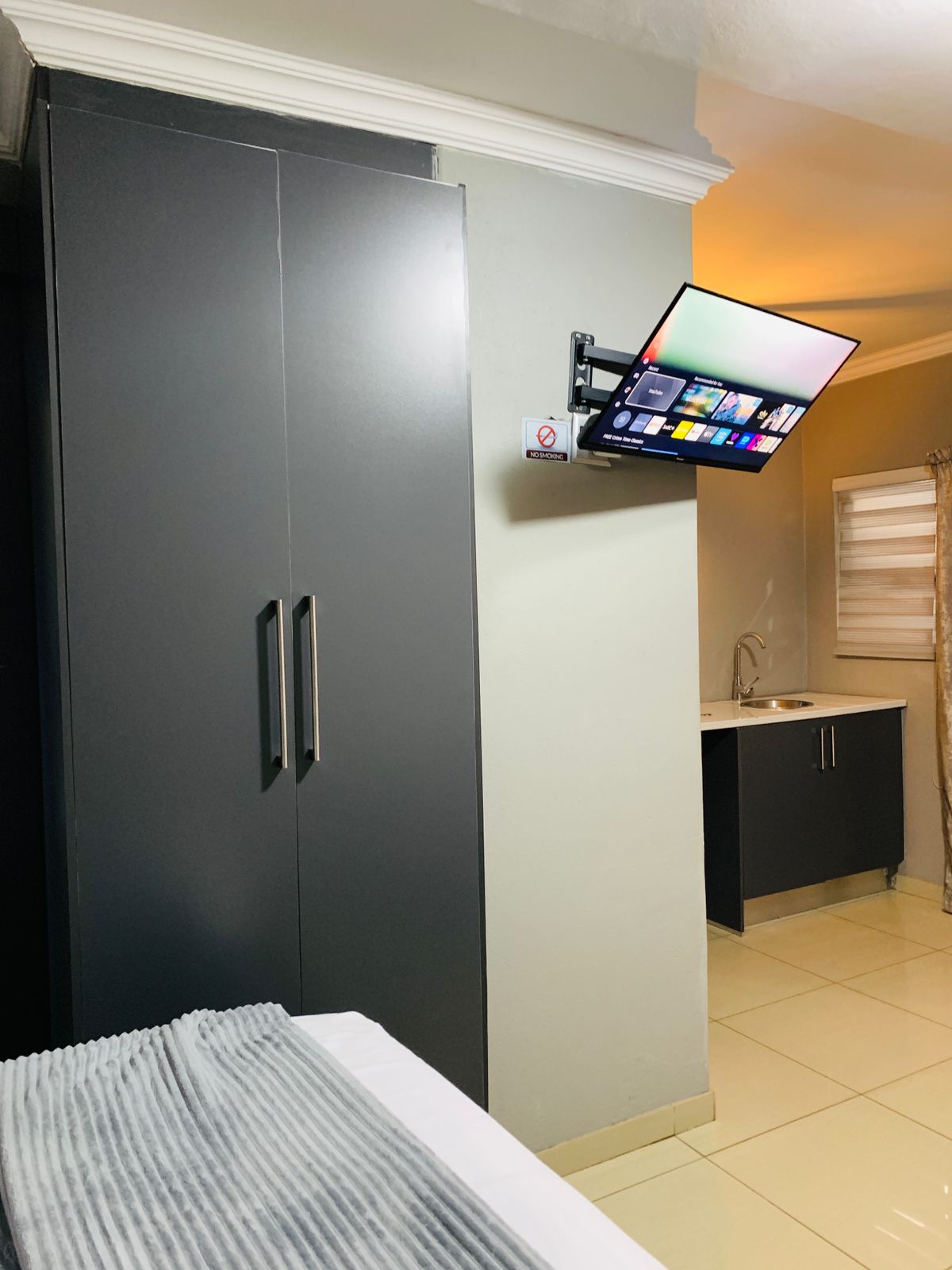 Room entertainment area with TV, Netflix and Showmax at Black Rose