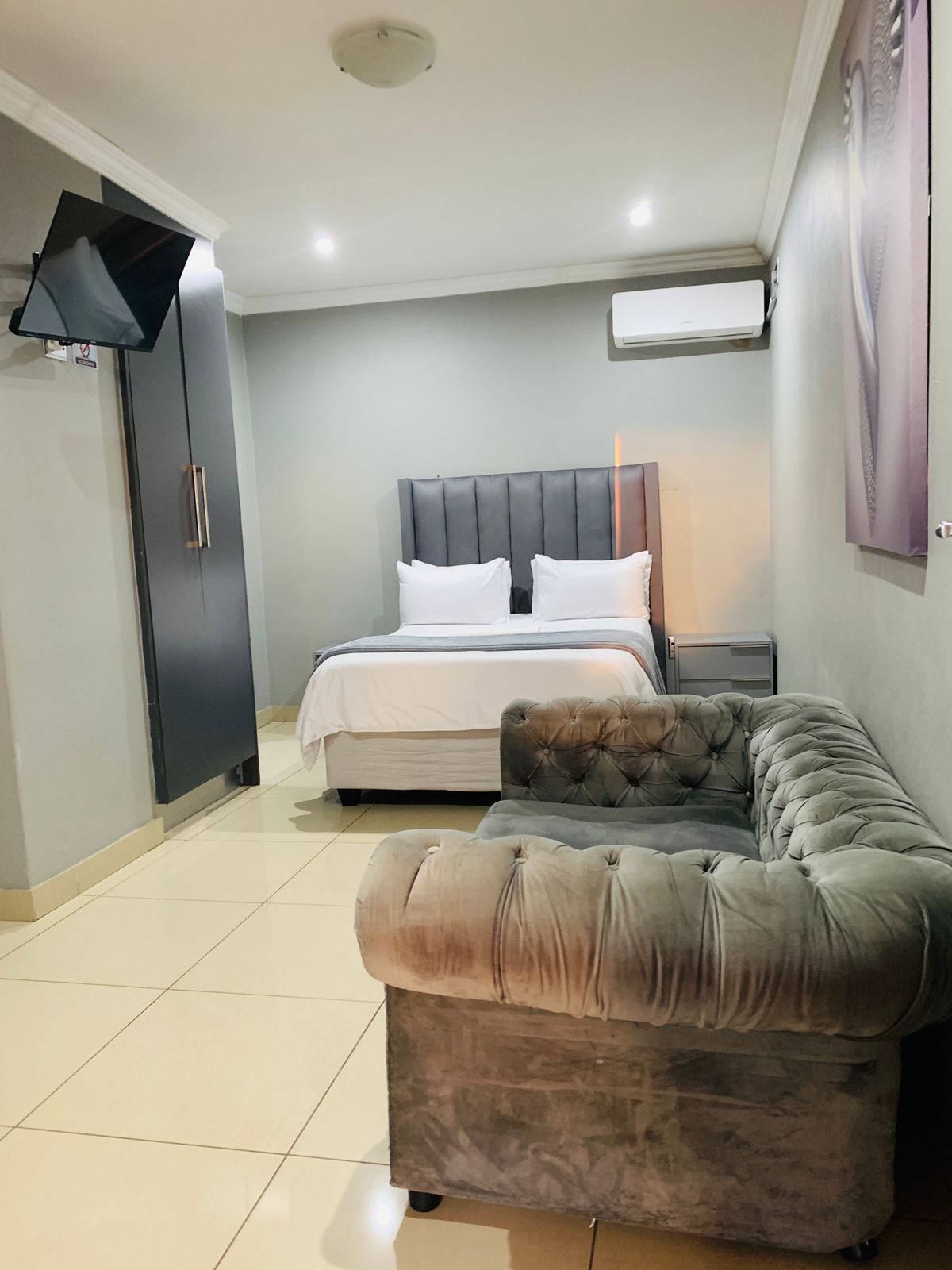 Standard room 2 with cozy atmosphere and modern amenities