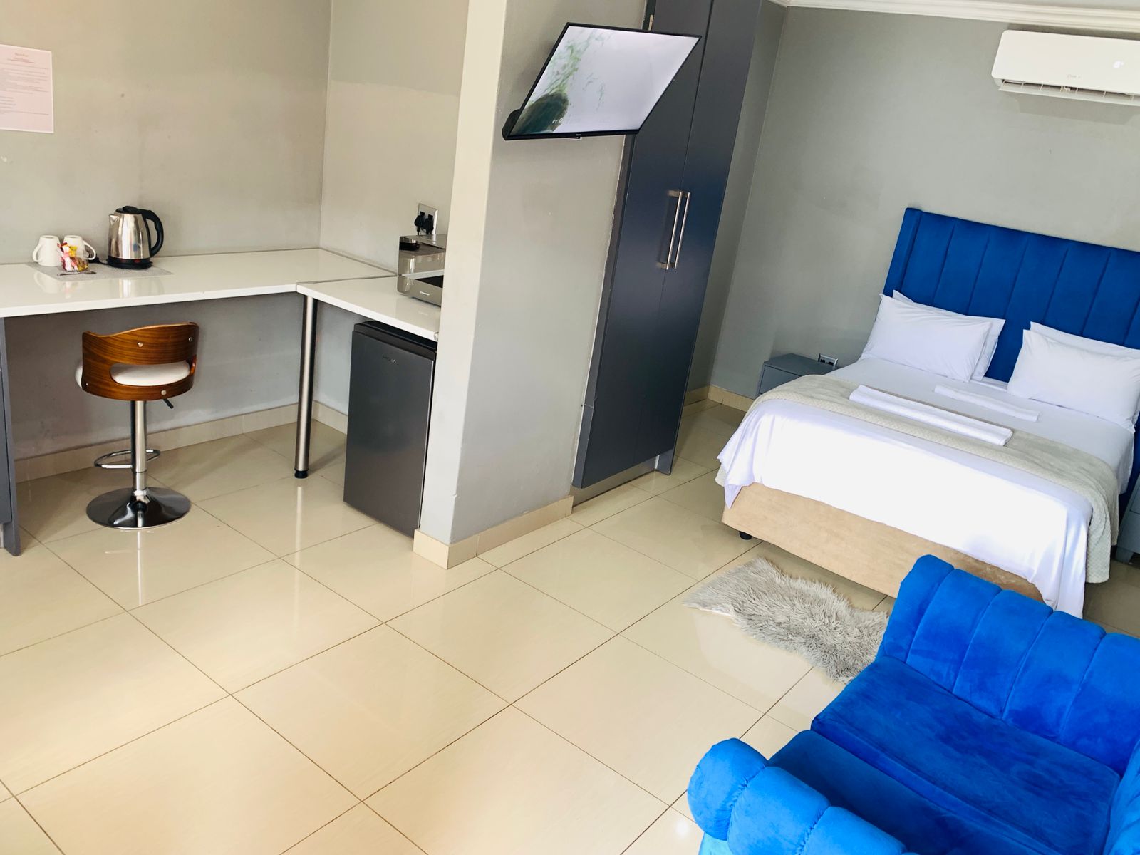 Standard room 5 with TV and modern furnishings